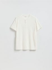 T-shirt henley regular fit - złamana biel. T-shirty męskie Reserved, l, bez wzorów, z bawełny, bez kołnierzyka. Za 69.99 zł.