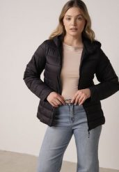 Czarna Przejściowa Kurtka z Kapturem i Pikowanymi Przeszyciami Pretilda. Czarne kurtki damskie Born2be, l, z aplikacjami, z materiału, z kapturem. Za 89.99 zł.