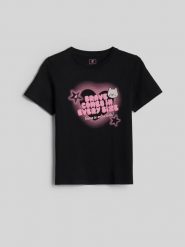 4F T-shirt regular z nadrukiem dziewczęcy - czarny 122 (6-7 lat). Czarne t-shirty i topy dla dziewczynek 4f, bez wzorów, z bawełny, bez ramiączek. Za 49.99 zł.