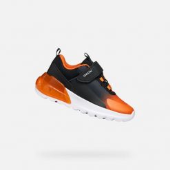 Sneakersy dla chłopców Geox Activart Illuminus. Brązowe trampki i tenisówki chłopięce Geox, bez wzorów, z materiału, sportowe, bez zapięcia. Za 288.50 zł.