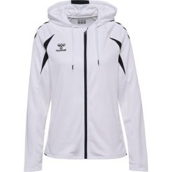 Damska bluza dresowa z kapturem Hummel Core 2.0. Białe bluzy sportowe damskie Hummel, bez wzorów, z dresówki, z kapturem, na fitness i siłownię. Za 262.50 zł.