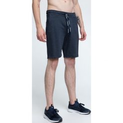 Spodenki dresowe męskie SKMD001 - granatowy melanż. Szare szorty męskie 4f, melanż, z bawełny. W wyprzedaży za 59.99 zł.