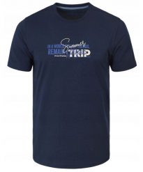 T-Shirt (Koszulka) Męska - Pako Jeans - Granatowa z Printem (Nadrukiem). Niebieskie t-shirty męskie Pako Jeans, l, bez wzorów, z bawełny, casualowe, bez kołnierzyka. Za 69.00 zł.
