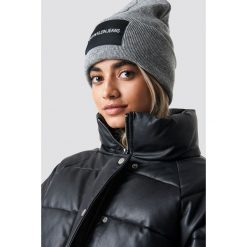Calvin Klein Czapka J Calvin Klein W - Grey. Szare czapki i kapelusze damskie Calvin Klein, z dzianiny. Za 181.95 zł.