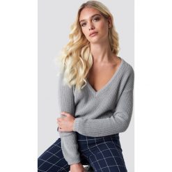 NA-KD Sweter z głębokim dekoltem V - Grey. Swetry damskie marki NA-KD. Za 121.95 zł.
