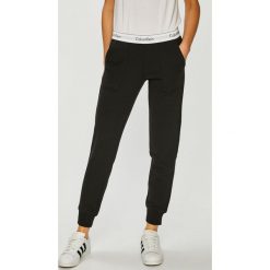 Calvin Klein Jeans - Spodnie. Jeansy damskie marki Calvin Klein Jeans. Za 269.90 zł.