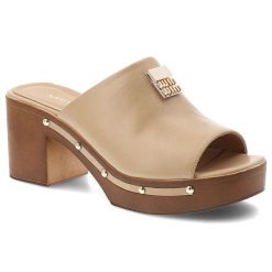 Klapki damskie Karino, cholewka ze skóry naturalnej licowej z szerokim paskiem wsuwane na klocku, beżowe, 5898/001-P. Brązowe klapki damskie Karino, bez wzorów, ze skóry, bez obcasa, na obcasie. Za 509.00 zł.