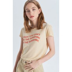 Koszulka z nadrukiem - Beżowy. T-shirty damskie Cropp. W wyprzedaży za 29.99 zł.