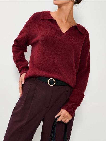 Sweter z kołnierzykiem - bordowy. Czerwone swetry damskie Sinsay, l, bez wzorów, bez kołnierzyka, bez ramiączek, bez kaptura. Za 59.99 zł.