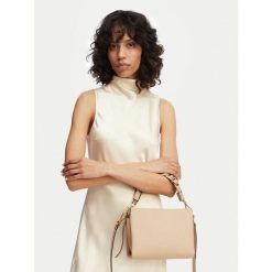 Torebka Coccinelle. Brązowe torebki do ręki damskie Coccinelle, bez wzorów, klasyczne, bez dodatków. Za 1,549.00 zł.