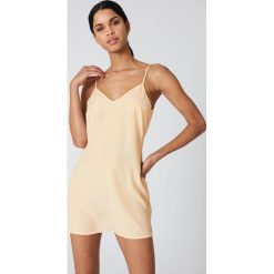 NA-KD Basic Sukienka z tkaniny Basic - Beige. Sukienki damskie marki NA-KD Basic. W wyprzedaży za 36.47 zł.