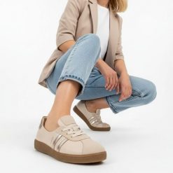 Trampki damskie Armodo, z łączonych materiałów ze skórą naturalną i zamszowymi wstawkami na cholewce sznurowana konstrukcja z metalicznymi paskami, b. Brązowe półbuty damskie Armodo, z aplikacjami, z jeansu, klasyczne, bez obcasa, bez zapięcia. Za 359.00 zł.