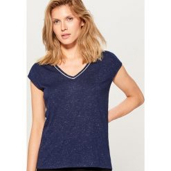 Koszulka z dekoltem w szpic - Granatowy. T-shirty damskie Mohito. W wyprzedaży za 29.99 zł.