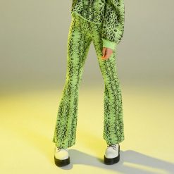 Spodnie dzwony z wężowym wzorem - Zielony. Spodnie materiałowe damskie marki Cropp. Za 89.99 zł.