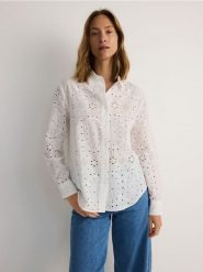 Ażurowa koszula oversize - biały. Białe koszule damskie Reserved, l, w ażurowe wzory, z bawełny, bez kołnierzyka, bez ramiączek. W wyprzedaży za 49.99 zł.