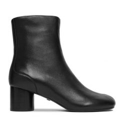 Botki GINO ROSSI. Czarne botki damskie Gino Rossi, bez obcasa, na słupku, bez zapięcia. Za 449.99 zł.