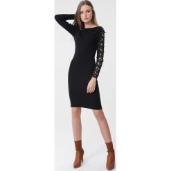 Czarna Sukienka Reina. Czarne sukienki damskie Born2be, na jesień, l, bez wzorów, z dzianiny, bez kołnierzyka, bez ramiączek, mini. Za 99.99 zł.