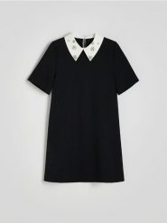 Sukienka z ozdobnym kołnierzem - czarny. Czarne sukienki damskie Reserved, na co dzień, l, bez wzorów, z tkaniny, bez kołnierzyka, bez ramiączek, proste. W wyprzedaży za 109.99 zł.