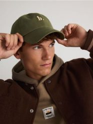 Czapka baseball z haftem - oliwkowy. Zielone czapki i kapelusze męskie Reserved, bez wzorów. W wyprzedaży za 22.99 zł.