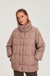 Pikowana kurtka z wysokim kołnierzem beżowa. Brązowe kurtki damskie MOODO, l, bez wzorów, z poliesteru, bez kaptura. Za 299.99 zł.