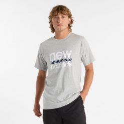 Koszulka męska New Balance MT51940AG – szara. Szare koszulki sportowe męskie New Balance, m, bez wzorów, z dresówki, bez kołnierzyka, bez ramiączek. Za 119.99 zł.
