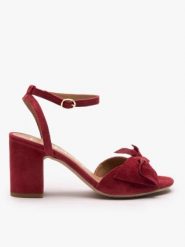 Bordowe sandały z kokardą. Czerwone sandały damskie Ryłko, bez wzorów, ze skóry, bez obcasa, na obcasie, bez zapięcia. Za 399.99 zł.