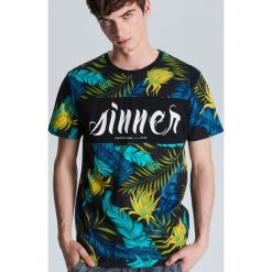 Koszula w liście Sinner - Czarny. Czarne koszule męskie marki Cropp, bez wzorów, bez kołnierzyka, bez ramiączek. Za 49.99 zł.