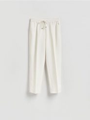 Spodnie z kantem - biały. Białe spodnie materiałowe damskie Reserved, l, bez wzorów, z tkaniny. Za 119.99 zł.