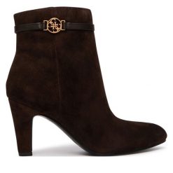 Botki Guess. Brązowe botki damskie Guess, bez obcasa, na słupku, bez zapięcia. Za 714.99 zł.