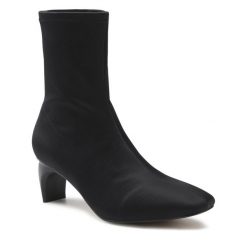 Botki Jenny Fairy. Czarne botki damskie Jenny Fairy, bez obcasa, na słupku, bez zapięcia. Za 199.99 zł.