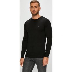 Guess Jeans - Sweter. Czarne swetry przez głowę męskie marki Guess Jeans, z aplikacjami, z dzianiny, z okrągłym kołnierzem. Za 369.90 zł.