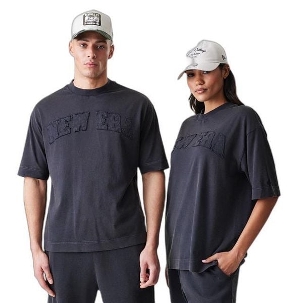 Oversized T-shirt New Era washed. Czarne t-shirty męskie New Era, xl, bez wzorów, z materiału, eleganckie, bez kołnierzyka. Za 152.00 zł.