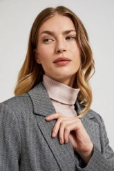 Jednorzędowa elegancka marynarka z długimi rękawami szara. Szare żakiety damskie MOODO, l, bez wzorów, z elastanu, eleganckie. W wyprzedaży za 99.99 zł.