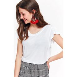 T-SHIRT DAMSKI Z OZDOBNYM RĘKAWEM. Białe t-shirty damskie marki TROLL, bez wzorów, klasyczne, bez kołnierzyka. W wyprzedaży za 29.99 zł.