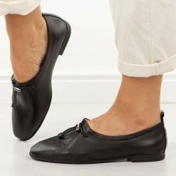 Czarne skórzane półbuty damskie T.Sokolski w26-236. Czarne półbuty damskie Sokolski, na jesień, bez wzorów, z jeansu, casualowe, bez obcasa, bez zapięcia. Za 279.00 zł.