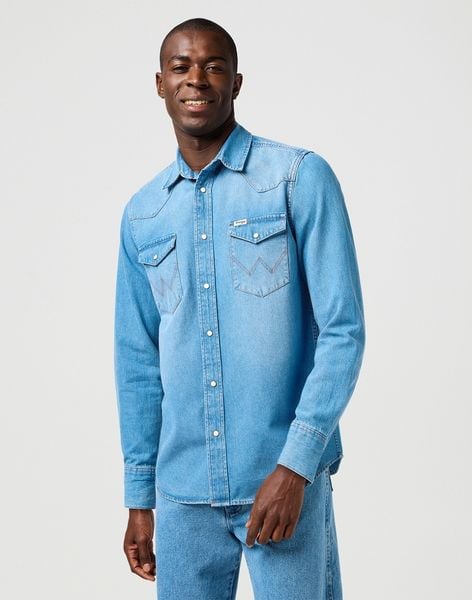 MESKA KOSZULA JEANSOWA WRANGLER WESTERN SHIRT MID LIGHT WASH 112362744. Koszule męskie Wrangler, l, bez wzorów, z jeansu, bez kołnierzyka, bez ramiączek. Za 169.99 zł.
