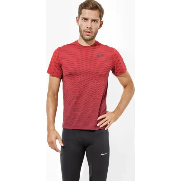 Nike Koszulka Ss Ultimate Dry Top Ss , czerwony, rozmiar L. Czerwone koszulki sportowe męskie Nike, l, bez wzorów, z materiału, bez kołnierzyka, bez ramiączek, na fitness i siłownię, climacool (adidas). W wyprzedaży za 119.99 zł.