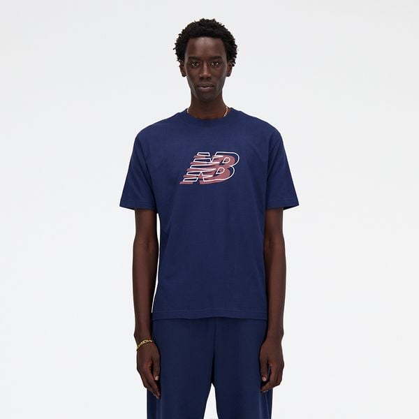 Koszulka męska New Balance MT41526NNY – granatowa. Niebieskie koszulki sportowe męskie New Balance, m, bez wzorów, z bawełny, bez kołnierzyka, bez ramiączek. Za 49.99 zł.