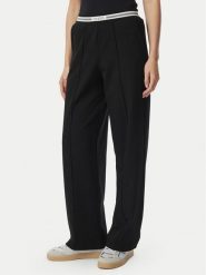 Guess Spodnie materiałowe V6BB14 W4758 Czarny Regular Fit. Czarne spodnie materiałowe damskie Guess, m, z aplikacjami, z materiału. Za 369.99 zł.