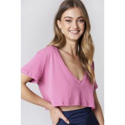 NA-KD Basic Krótki T-shirt z dekoltem V - Pink. T-shirty damskie marki NA-KD Basic. W wyprzedaży za 20.47 zł.