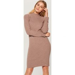 Dopasowana sukienka z dzianiny - Beżowy. Brązowe sukienki damskie Mohito, z dzianiny. Za 119.99 zł.