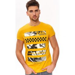 T-SHIRT Z NADRUKIEM. T-shirty męskie marki TOP SECRET. W wyprzedaży za 24.99 zł.