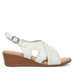 Sandały Lasocki. Białe sandały damskie Lasocki, bez wzorów, bez obcasa, na koturnie, bez zapięcia. Za 135.99 zł.