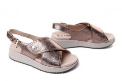 Caprice 9-28707-46 36A taupe met. deer, sandały damskie. Żółte sandały damskie Caprice, bez wzorów, bez obcasa, bez zapięcia. Za 295.92 zł.