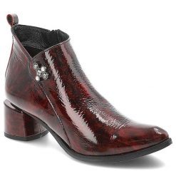 Botki damskie Armodo o eleganckim fasonie z lakierowaną cholewką ozdobną aplikacją z kryształkami i stabilnym obcasem typu słupek bordowe, 2576 Bordo. Czerwone kozaki damskie Armodo, z jeansu, bez obcasa, na obcasie. Za 479.00 zł.