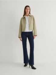 Krótka kurtka koszulowa - oliwkowy. Zielone kurtki damskie Reserved, l, bez wzorów, z tkaniny, bez kaptura. W wyprzedaży za 49.99 zł.