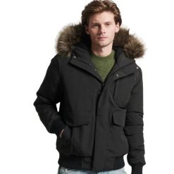 Kurtka z kapturem Superdry Everest. Czarne kurtki męskie Superdry., m, bez wzorów, z puchu, z kapturem. W wyprzedaży za 747.15 zł.