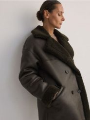 Kurtka z kożuchem - zielony. Zielone kurtki damskie Reserved, l, bez wzorów, ze skóry, bez kaptura. W wyprzedaży za 179.99 zł.