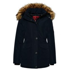 Damska parka z kapturem i syntetycznym futrem Superdry Everest. Czerwone parki damskie Superdry., na zimę, s, z aplikacjami, z polaru, casualowe, z kapturem. Za 808.15 zł.
