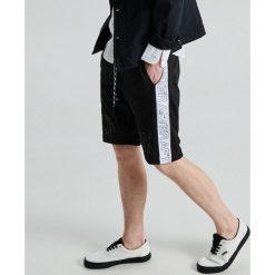 Dresowe szorty z lampasem i nadrukiem - Czarny. Szorty męskie marki Cropp. Za 79.99 zł.